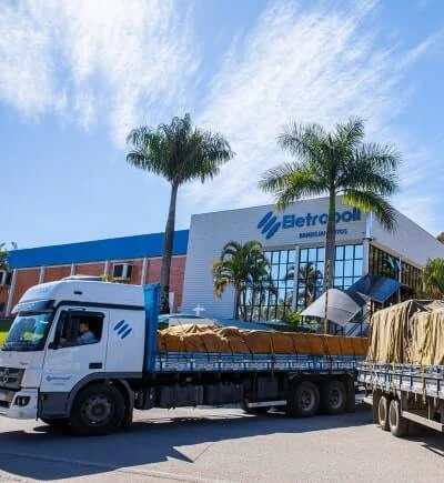 Nosso caminhão transportando o seu material!