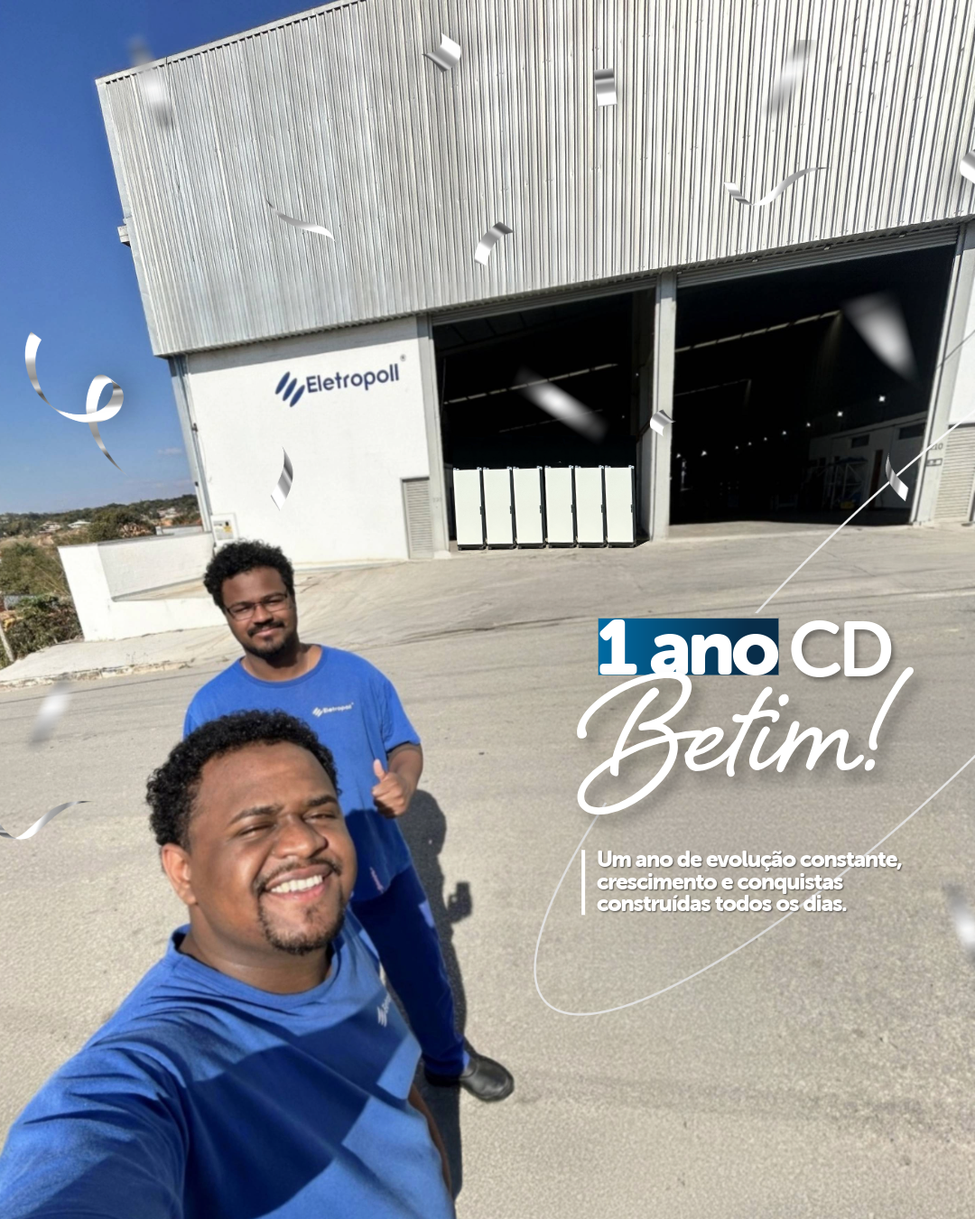 Dois colaboradores sorrindo em frente à fachada do Centro de Distribuição da Eletropoll em Betim (MG), com o texto '1 ano CD Betim!' sobreposto.